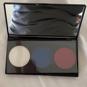 NWT Farmasi Eyeshadow Kit Colors are Red White and Blue